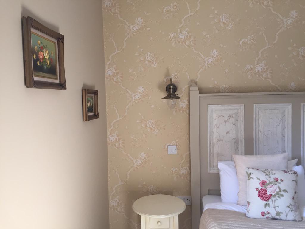 Riverbank, Country Pub And Guesthouse كاريكماكروس المظهر الخارجي الصورة