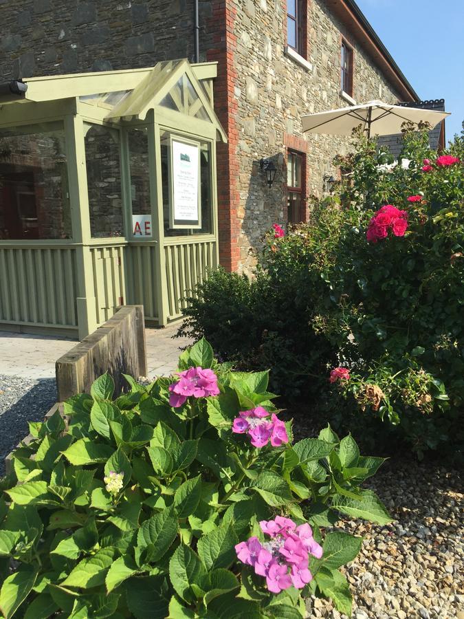 Riverbank, Country Pub And Guesthouse كاريكماكروس المظهر الخارجي الصورة